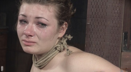 Сдержанная белая девушка Харли Эйс подвергается мучительному насилию в подземелье