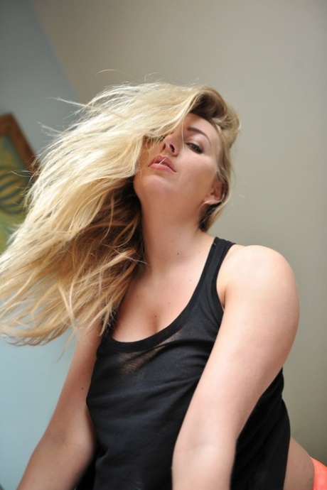 Сексуальная блондинка Хейли Коппин показывает идеальные большие сиськи и позирует голой у окна