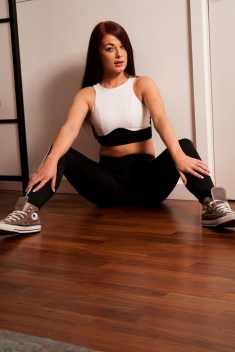 Glamor model Amber Mae slips spandex leggings over her hot ass in sneakers pictures & video #5