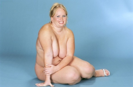 Blonde BBW Kaitlin Klien Licks A Nipple After Removing Swimsuit