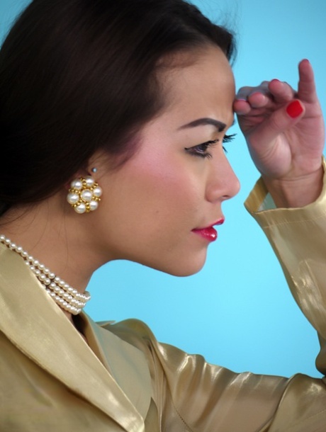 Азиатская модель Петра Со снимает шелковую блузку во время автостопа