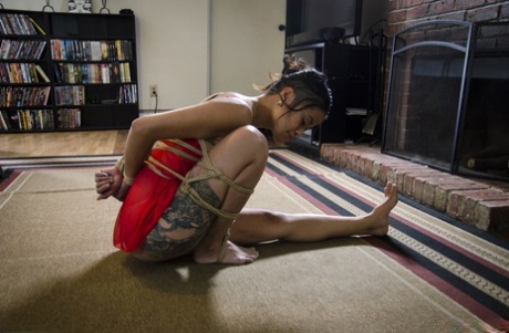 Татуированная азиатка Чилликарлита борется с веревками