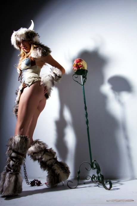 Соло-модель Бретт Росси хвастается своими девичьими частями тела в костюме викинга.
