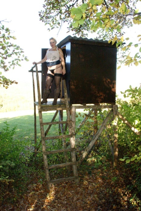 Whistling and cowgirl rides, Chubby European Mausibutz takes to the floor in a treehouse setting.