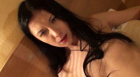 Голая любительница Сара Дарк мастурбирует секс-игрушкой, подглядывая за твердым членом