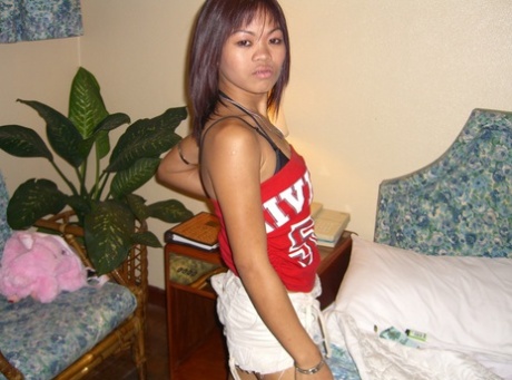 On a bed, Filipina amateur seizes her lips while being completely naked.