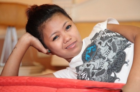 Миниатюрная филиппинка Altea раздевается на кровати для своего сахарного папочки