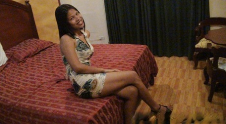 Sexual activity: A Filipina amateur Khate has sex with a foreigner in the same bed.