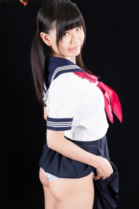 Симпатичная японская школьница оголяет свою киску перед тем, как получить сперму на лицо после дрочки