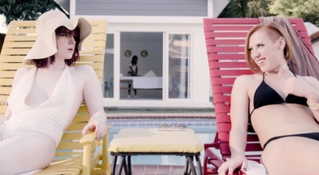 Две подруги, Элла Голливуд и Шири Оллвуд, отдыхают на курорте.