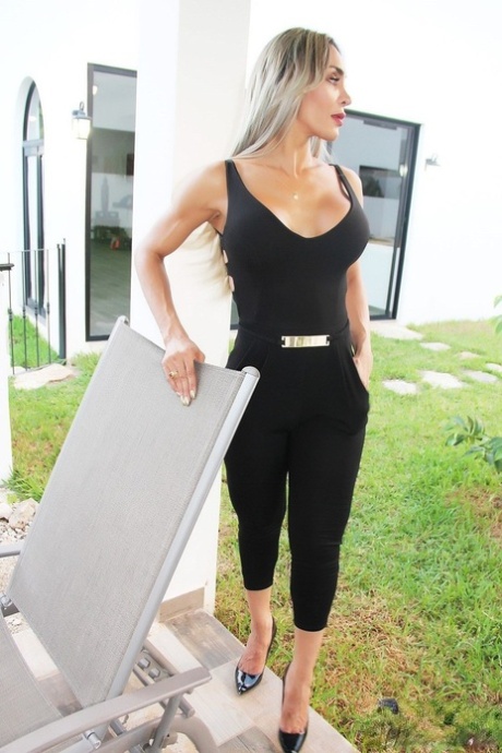 Nelly Ochoa Flashing Big Titties Outdoors