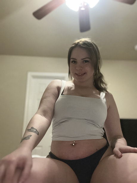 Chubby OnlyFans Cam Babe Flaunts Her Juicy Tits While Taking Selfies