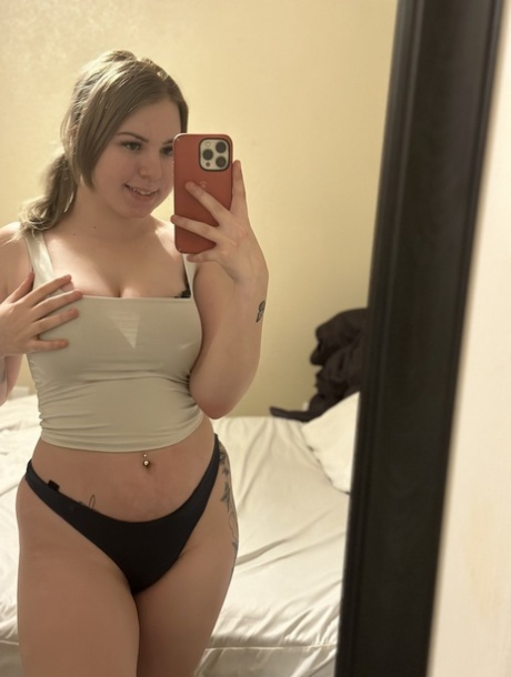 Chubby OnlyFans Cam Babe Flaunts Her Juicy Tits While Taking Selfies