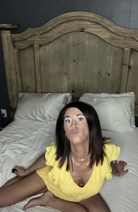 OnlyFans Cam Mom Shows Off Her Beautiful Tits & Masturbates With A Vibrator