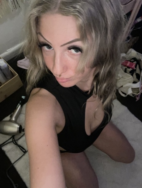 Skinny OnlyFans Teen Blondie Alexis Teasing With Her Round Booty