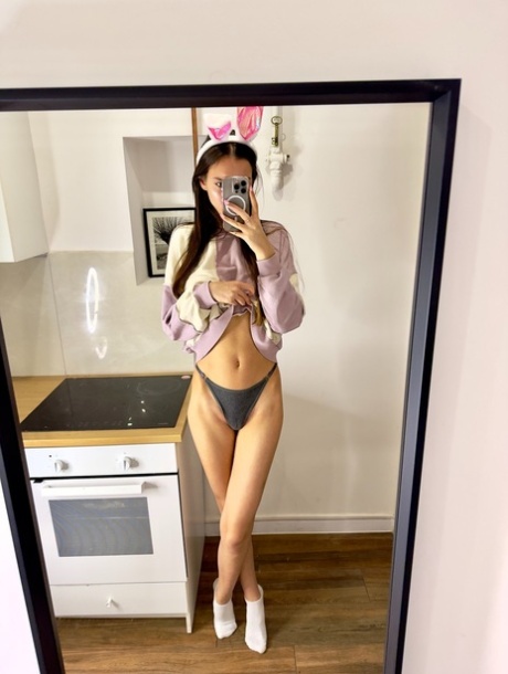 OnlyFans Teen Koketo4ka Takes Selfies Of Her Hot Booty In The Mirror