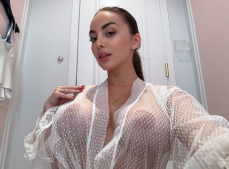 فاتنة الهواة الجميلة إيفانكا بيتش VIP تكشف عن ثدييها الكبيرين الجميلين وتتخذ وضعيات