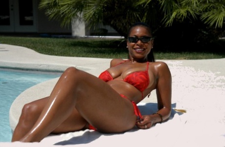 Black Mature Semmie Desuora Stripping From Bikini And Masturbating At The Pool