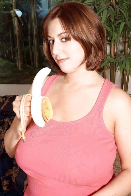 Banana topless in tight jeans: Chubby beauty Lexi Windsor enjoying herself wearing.