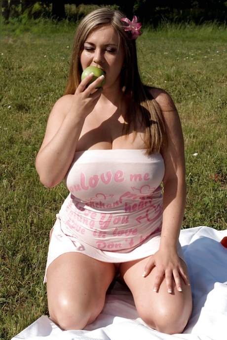 Big Titted Plumper Gets Naked On The Picnic And Masturbates Fiercely