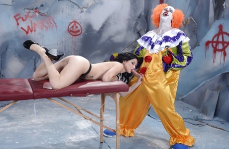 Clown Blowjob - Clown Blowjob Porn Pics & Naked Photos - PornPics.com