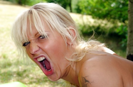 Развратная блондинка делает минет и трахается ради спермы в рот на улице