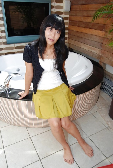 Chinese model Yumiko Takase wants to expose herself in a well-fitted Asian milf fabric skirt.