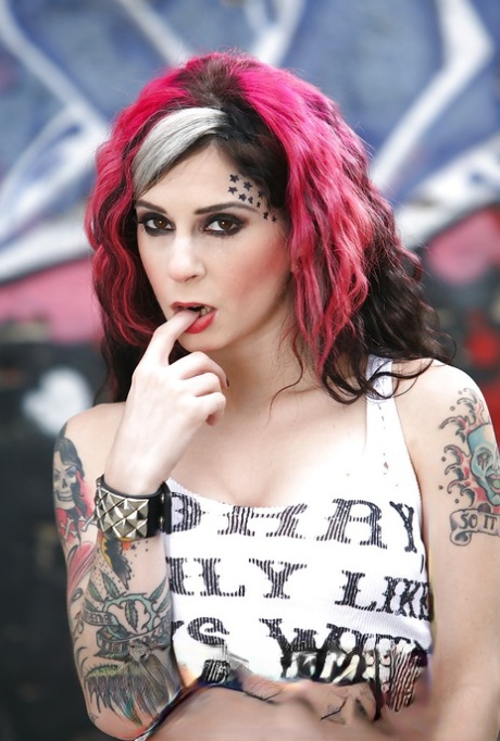 Rock-style amateur milf Joanna Angel with tattoos and hot hairstyle