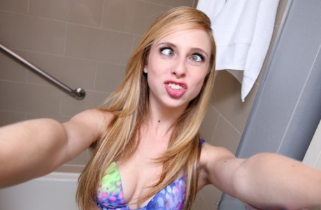 Sexy babe Taylor Whyte poses for selfies in her bathroom while naked.