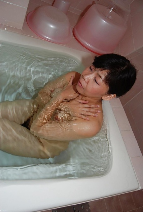 Chinese model Ruriko Hirai shows off her dick by taking in some hot water and flaunting her vagina.