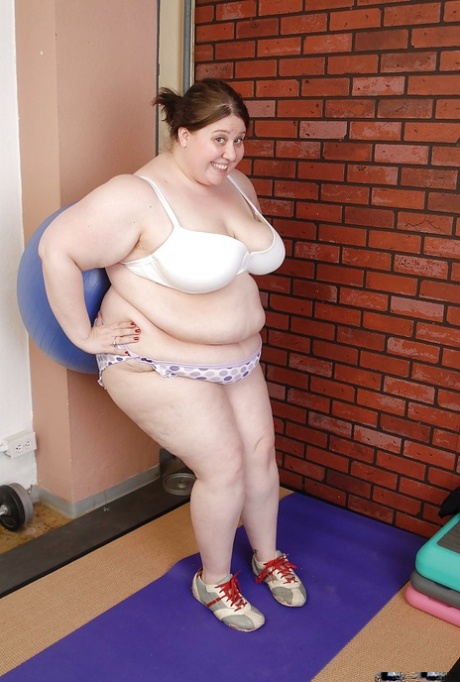 Fatty chick Jellibean is taking off her dress right after yoga