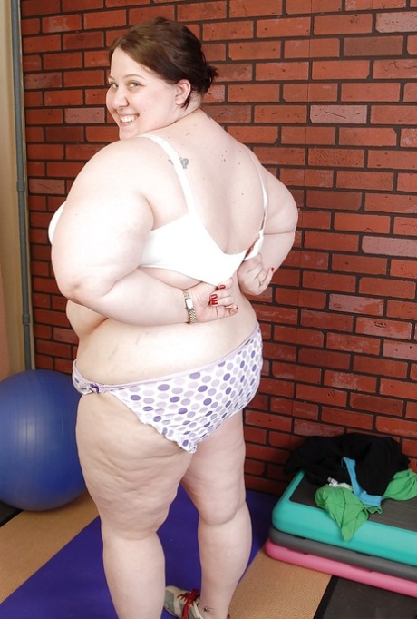 After yoga, Jellibean, a full of fat, is seen taking off her dress.