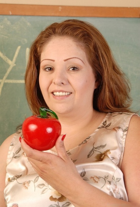 A lively and mature teacher named Cyn exhibits her impressive big juicy booty.