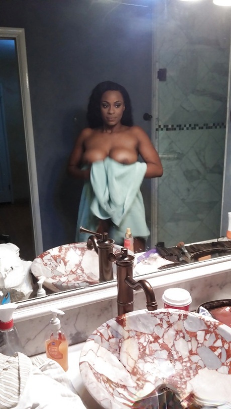 Naked Ebony Bathroom - Ebony Bathroom Porn Pics & Naked Photos - PornPics.com