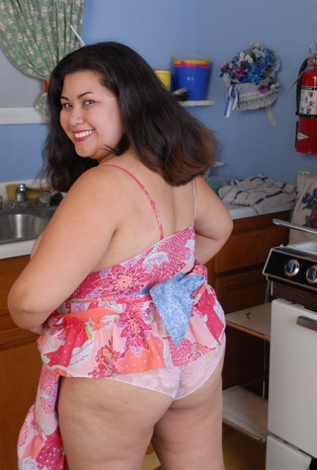 Толстушка Тюнг показывает толстые булки, раздеваясь догола на кухне