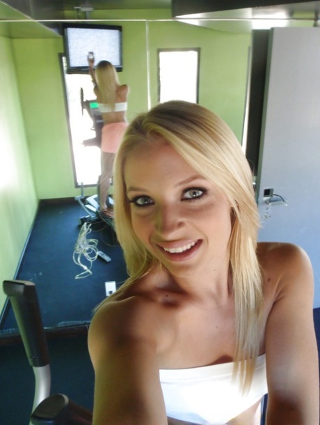 Hot blonde teenager Alyssa taking sexy non nude self shots at home