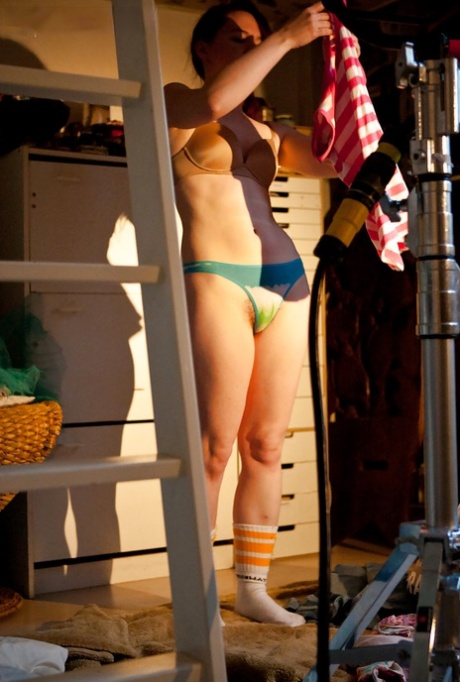 Slender MILF Annabelle Lee dresses hairy vagina after nude modelling gig - PornHugo.net
