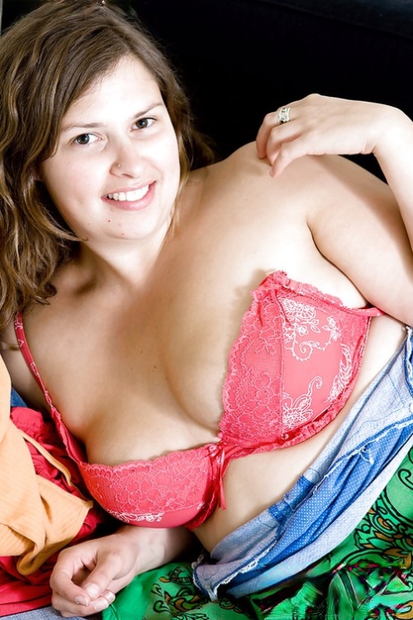 Buxom Amateur Laurice Removes Clothing To Display Her BBW Figure