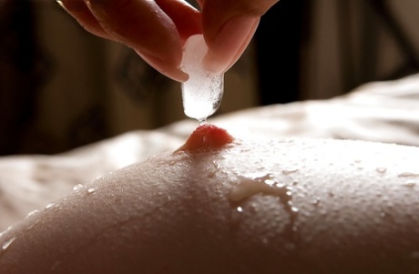 Kinky girls Cleo and Larissa M suck face and use ice cubes on hard nipples