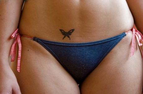 Cute amateur babe Caitlyn Y shows off her tattoos and natural boobs