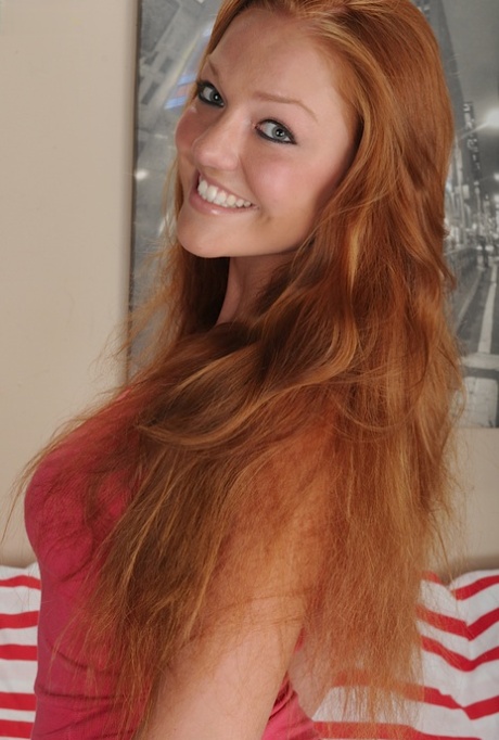 Redhead Amateur Babe Farrah Flower Spreading Her Shaved Teen Vagina