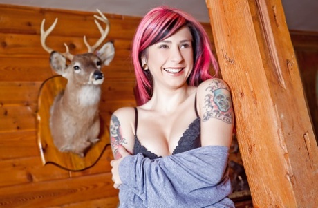 An amateur tattoo artist named Joanna Angel is playing with a neatly trimmed and attractive pussy.