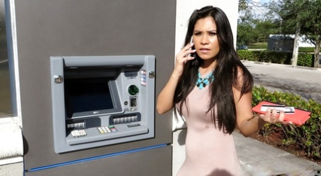 Горячая латинская мама Алехандра Леон светит бритой пиздой за деньги в машине