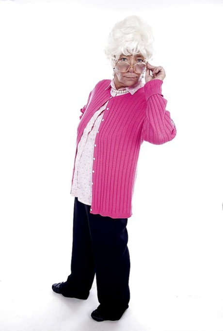 Бабушка-порнозвезда Карен Саммер позирует полностью одетой перед тем, как раздеться догола