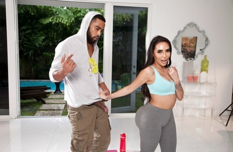 Big Bottomed Latina Slut Lela Star Giving Outdoor Bj In Spandex Pants