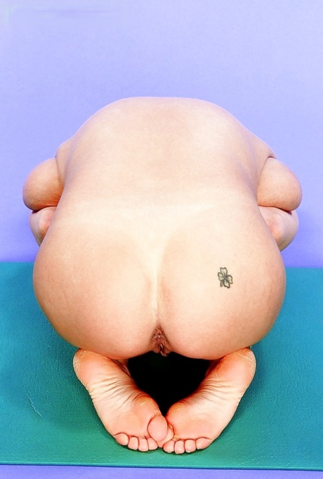 Busty Mom Autumn Jade Showing Off Big Pornstar Tits And Shaved Vagina
