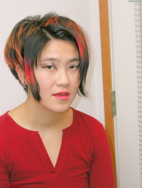 Prior to masturbating on a hairy vagina, Asian amateur Cady wearing panties.