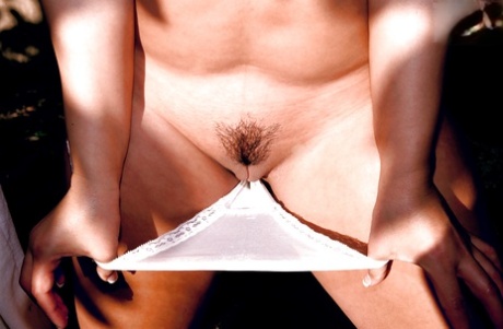 Коренастая латиноамериканская порнозвезда Керри Мари выставляет напоказ огромные бидоны и подстриженную киску