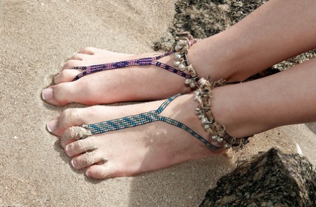 Блондинка на пляже Мишель Ханиуэлл показывает свои сексуальные ступни в сандалиях