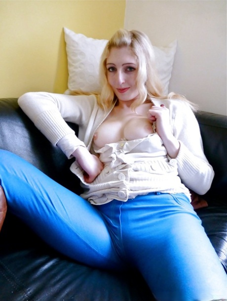 Грудастая европейка-новичок Джессика Дженсен снимает джинсы перед мастурбацией